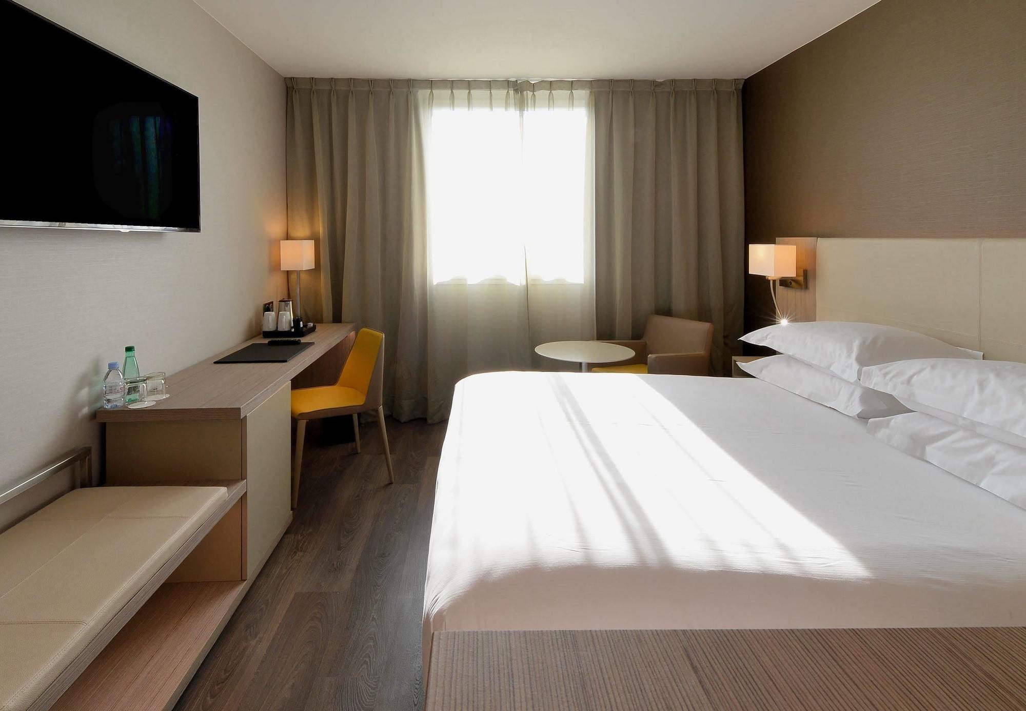 Ac Hotel By Marriott Marseille Prado Velodrome Экстерьер фото